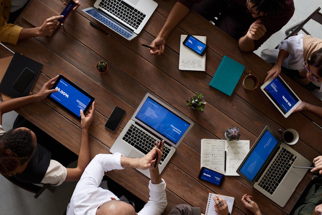 LinkedIn Ads vs Meta Ads pour le B2B : lequel choisir ?